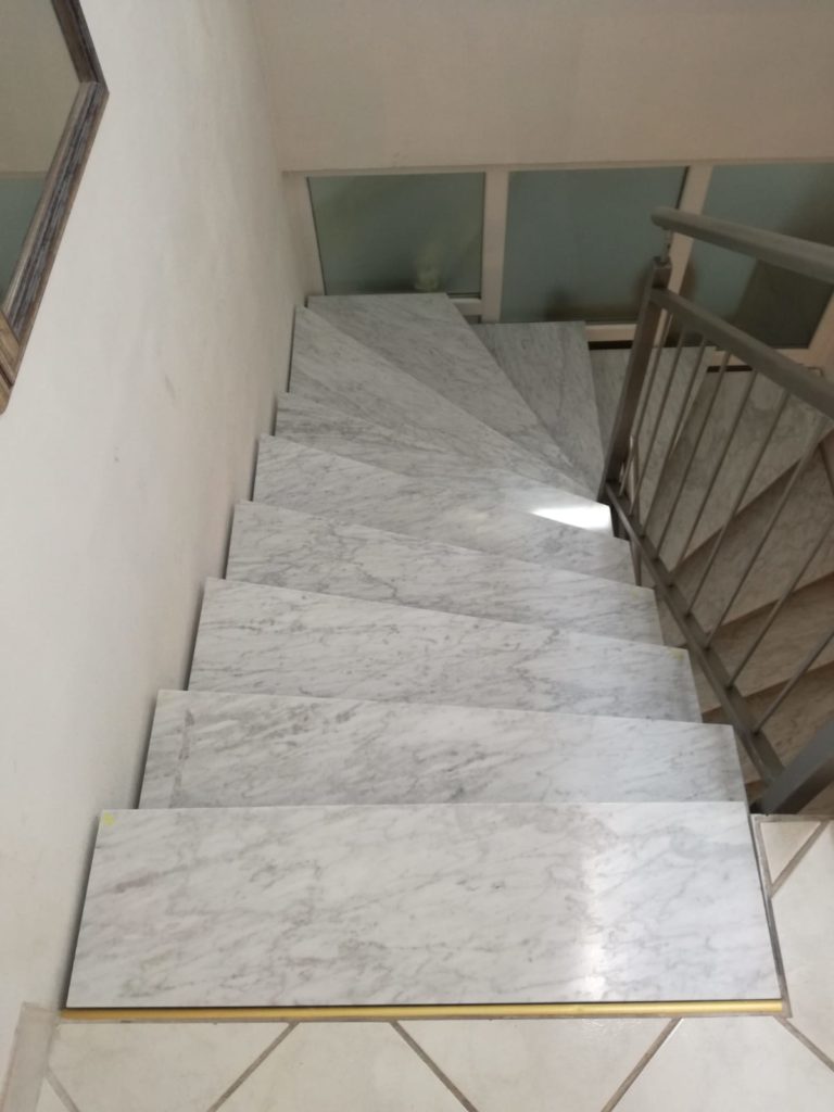 schody bianco carrara
