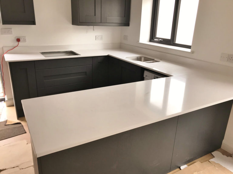 blaty z białego kamienia