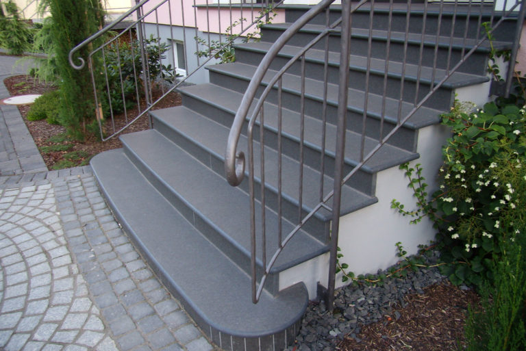 schody ciemny granit